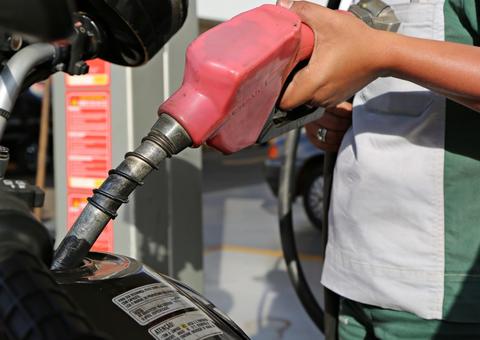 Petrobras anuncia alta e litro da gasolina vai a R$ 2,20 nas refinarias