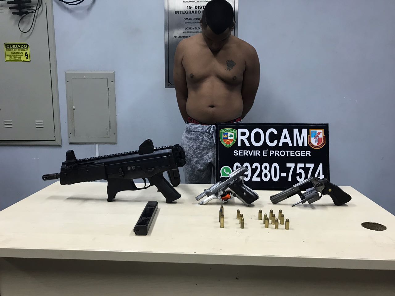 Em Manaus, membro do CV é preso com submetralhadora escondida em quitinete 