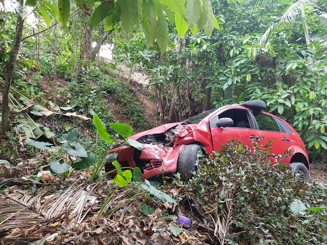 Em Manaus, trio de assaltantes troca tiros com a polícia, cai de barranco e consegue fugir 
