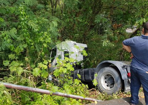 Motorista perde controle de veículo e colide com árvore em Manaus 