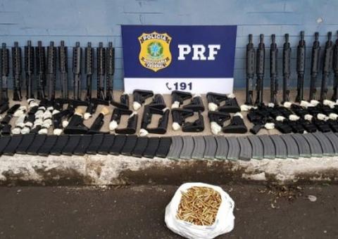 PRF apreende 20 fuzis que seriam entregues à traficantes em favela