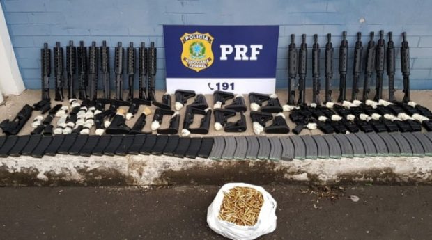 PRF apreende 20 fuzis que seriam entregues à traficantes em favela