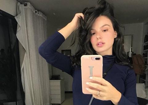 Isis Valderde exibe barrigão de gravidez em look moderninho