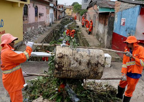 Semulsp realiza mutirão de limpeza para recolher entulhos em bairro de Manaus