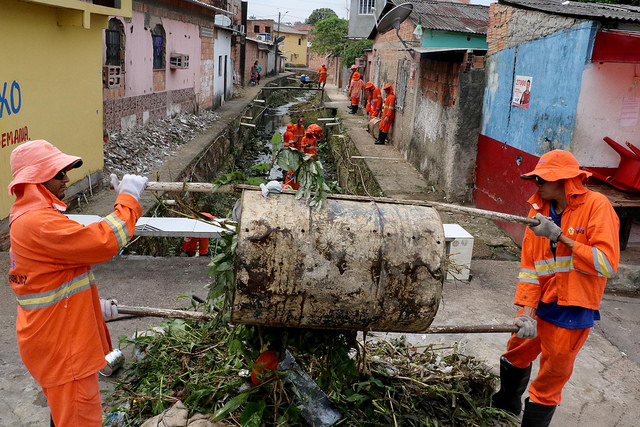 Semulsp realiza mutirão de limpeza para recolher entulhos em bairro de Manaus