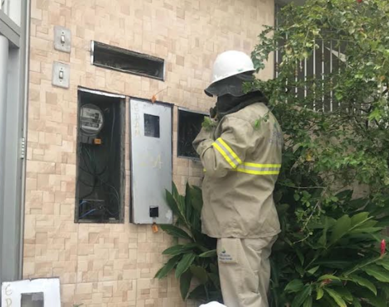 Corretora de seguros é presa em flagrante após polícia descobrir 'gato' de energia