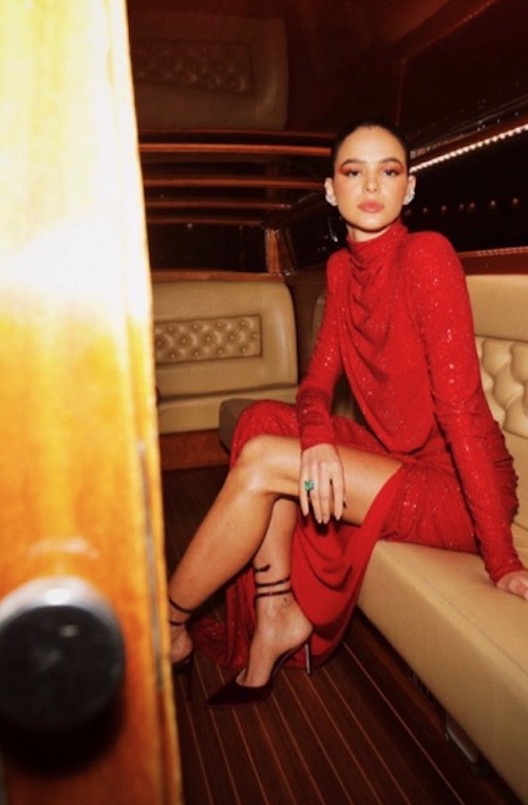 Em Veneza, Bruna Marquezine rouba a cena com look fatal milionário