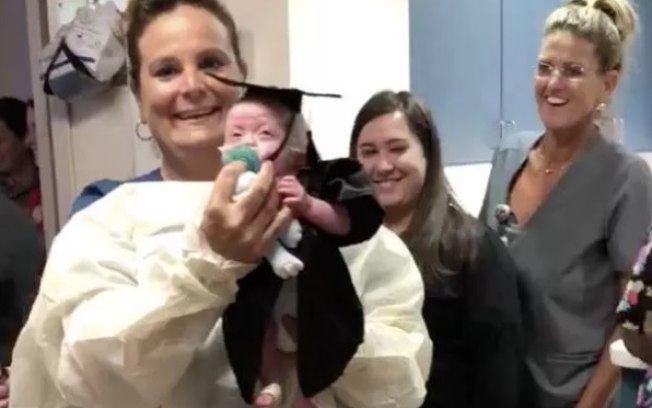 Bebê prematuro passa 5 meses internado e ganha festa de formatura ao deixar UTI