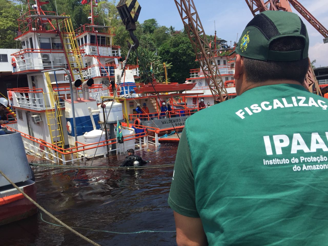 Em menos de 2 semanas, mais uma embarcação afunda e derrama óleo no Rio Negro