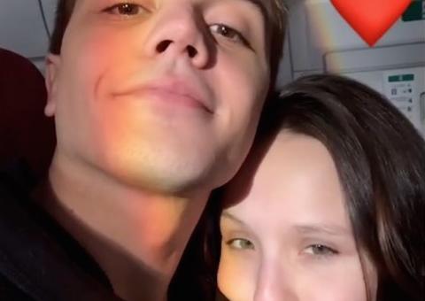 Larissa Manoela leva terceiro namorado à Disney e internet não perdoa