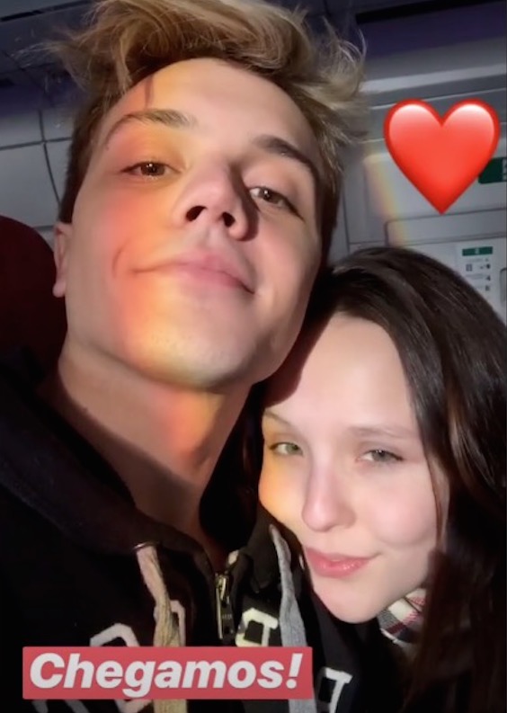 Larissa Manoela leva terceiro namorado à Disney e internet não perdoa