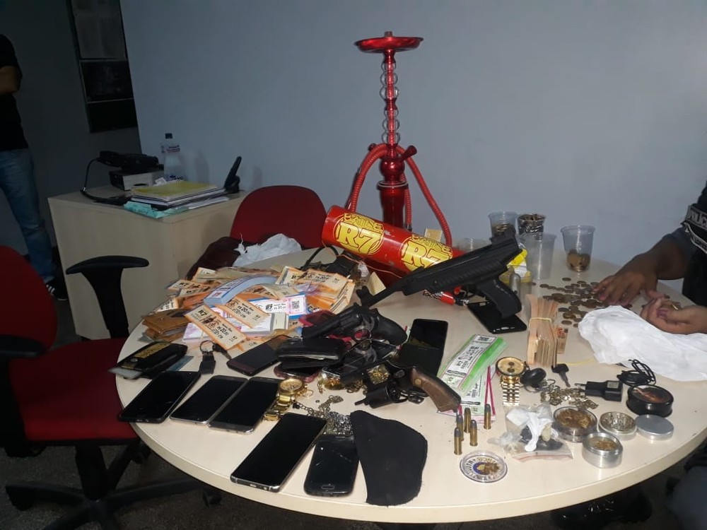 Abordagem surpresa em festa termina com dois presos e armas apreendidas em Manaus