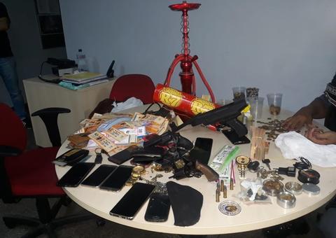 Abordagem surpresa em festa termina com dois presos e armas apreendidas em Manaus