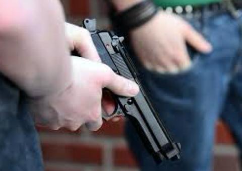 Adolescente é atingido nas nádegas ao trocar tiros com a polícia em Manaus