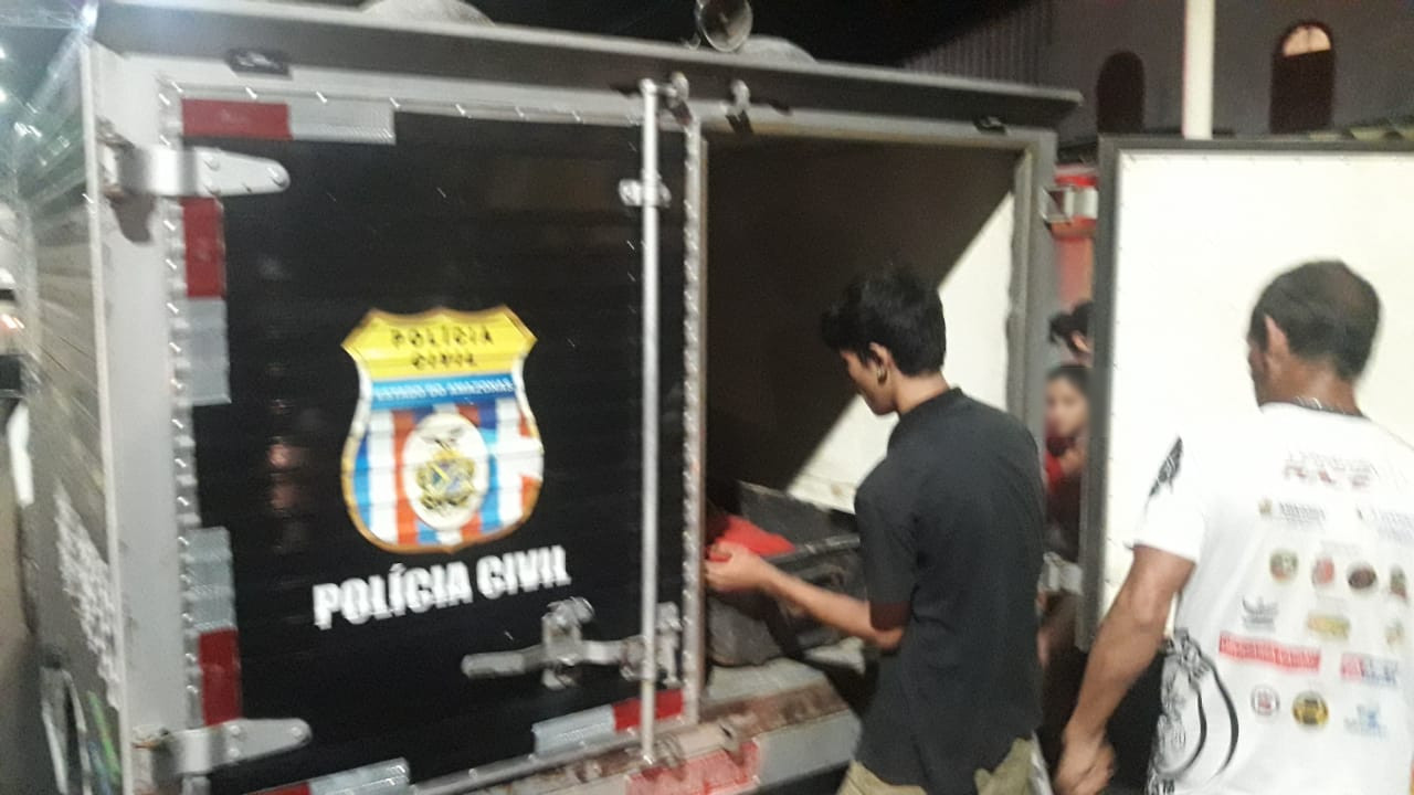 Homem é morto a tiros e dois ficam feridos enquanto assistem a jogo em Manaus