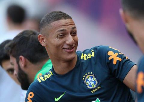 Com caras novas, Brasil faz seu primeiro jogo após a Copa