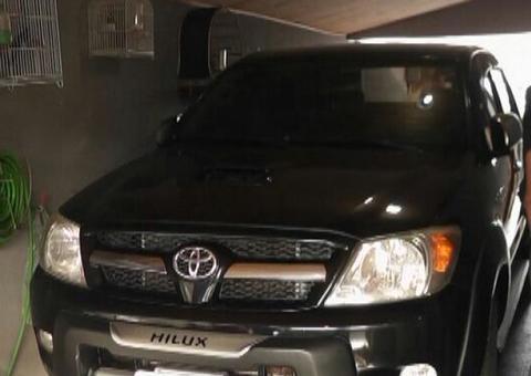 Assaltantes invadem residência, amarram casal e roubam dois veículos 