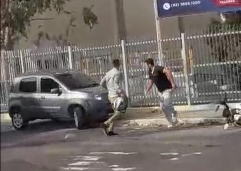 Motorista descontrolado tenta atropelar motociclista após acidente de trânsito em Manaus