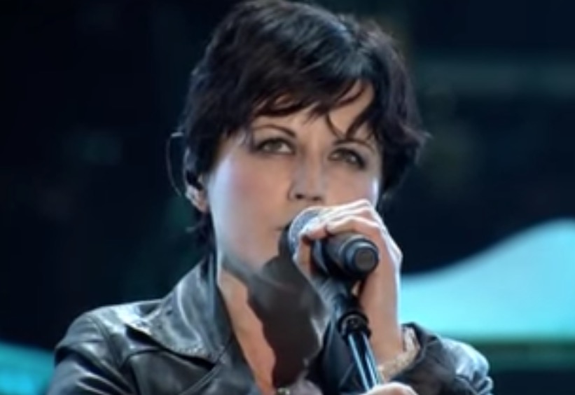 Dolores O’Riordan morreu afogada em banheira após intoxicação alcoólica, diz laudo