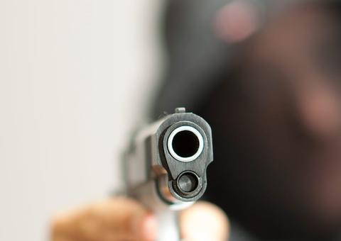 Homem é executado à queima-roupa na porta de casa em Manaus