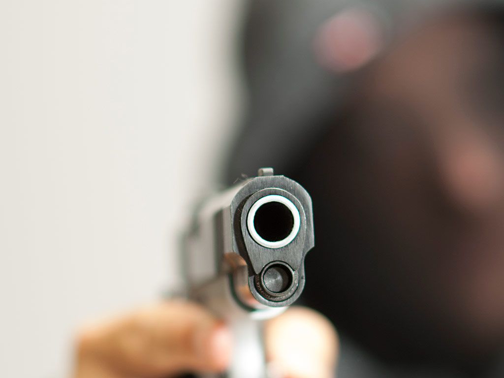 Homem é executado à queima-roupa na porta de casa em Manaus