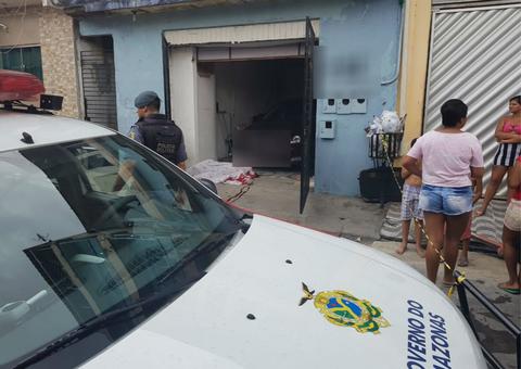 Mulher abre a porta de casa e é executada com 5 tiros em Manaus