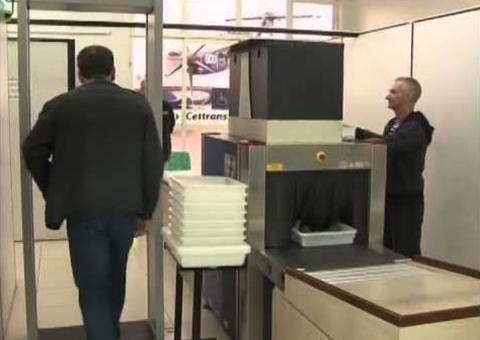 Caixas do raio-x de aeroportos espalham mais vírus que os banheiros