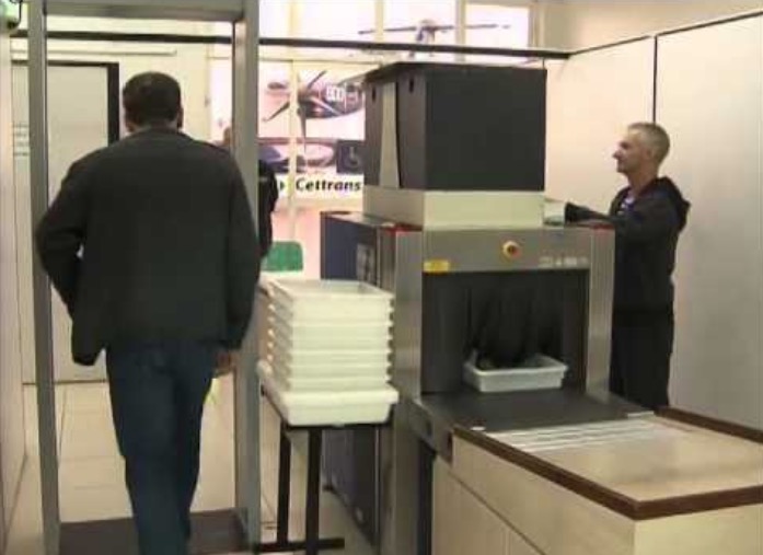 Caixas do raio-x de aeroportos espalham mais vírus que os banheiros