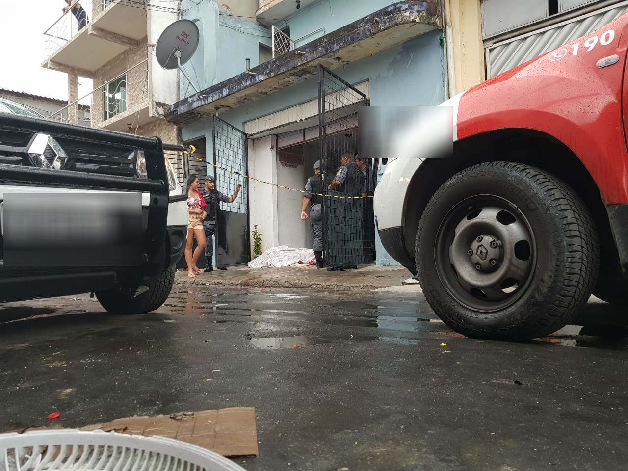 Mulher abre a porta de casa e é executada com 5 tiros em Manaus