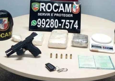 Jovem é preso ao ser flagrado com arma e drogas dentro de carro em Manaus