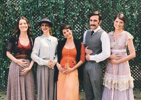 Nathalia Dill posa com atrizes e diz que uma delas está grávida na vida real