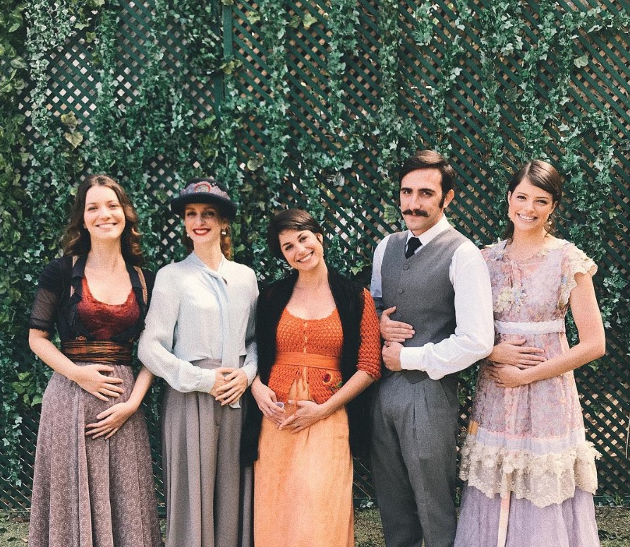 Nathalia Dill posa com atrizes e diz que uma delas está grávida na vida real