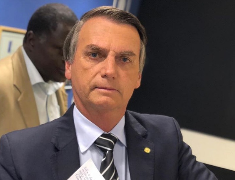 Bolsonaro leva facada durante caminhada em Minas Gerais