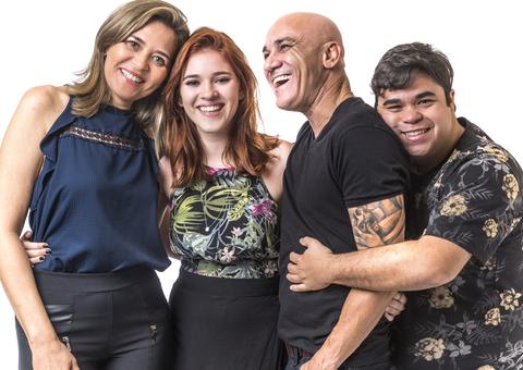 Ex-BBB Eva, mãe de Ana Clara, impressiona com barriga sarada em foto de biquíni