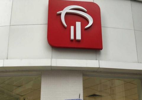 Quatro pessoas são baleadas durante tentativa de assalto a banco