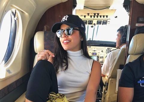 Namorando bilionário, ex-BBB Mayla ostenta em jatinho e viagem