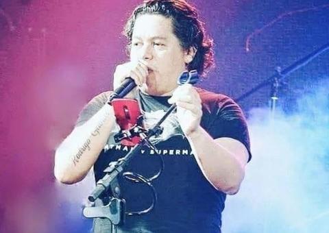 Sandro Sasso canta clássicos do Pop e Rock nesta sexta-feira  