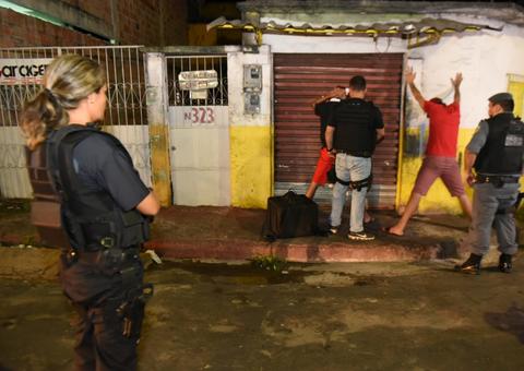 Homem é detido com arma e 3 veículos são apreendidos durante operação em Manaus