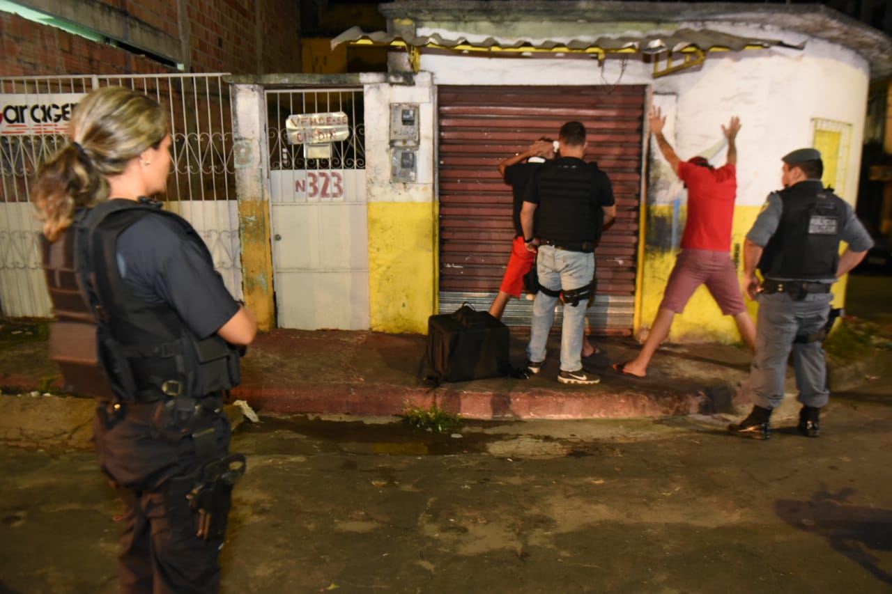 Homem é detido com arma e 3 veículos são apreendidos durante operação em Manaus