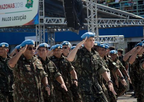 8 mil pessoas comparecem ao desfile militar no Sambódromo em Manaus