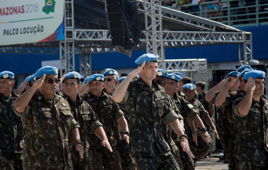 8 mil pessoas comparecem ao desfile militar no Sambódromo em Manaus
