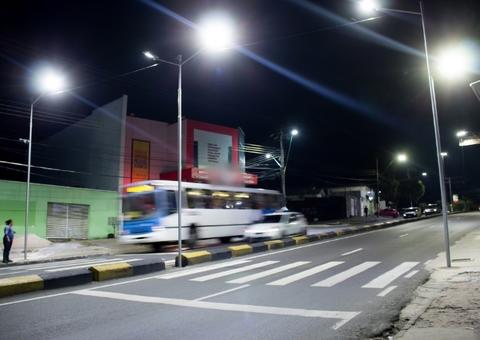 Faixas de pedestres com iluminação LED são instaladas em bairros de Manaus