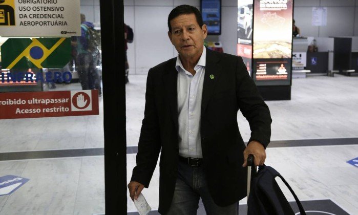 Fora das ruas, Bolsonaro faz campanha do hospital e é substituído por vice em eventos