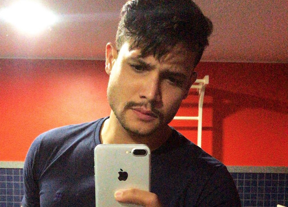 Israel Novaes posa peladão e enlouquece fãs