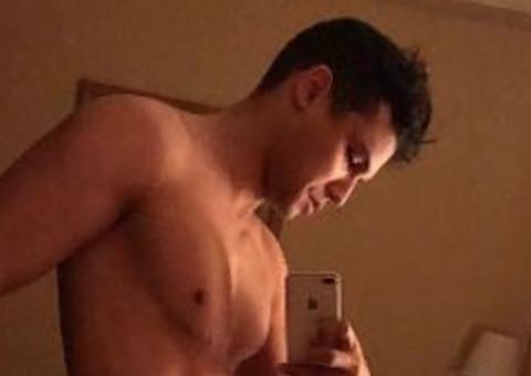 Israel Novaes posa peladão e enlouquece fãs