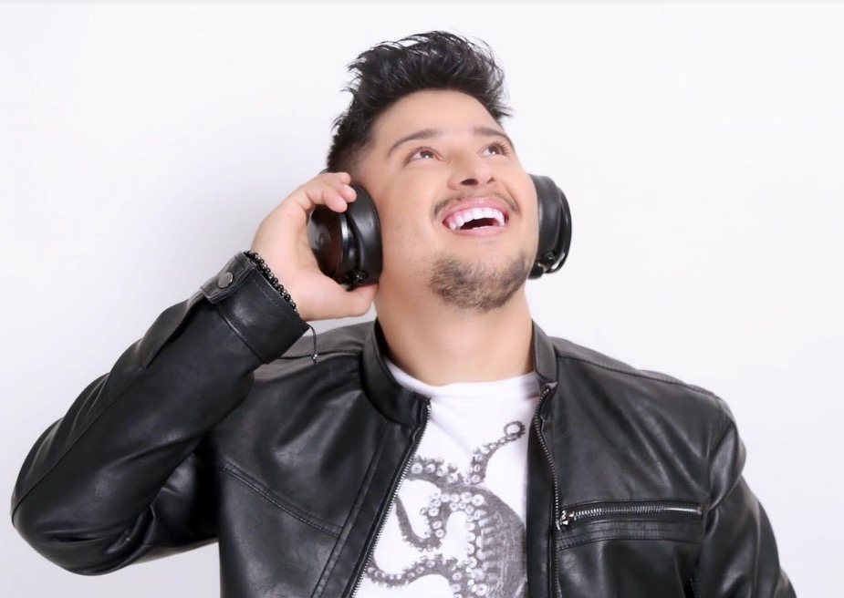 Peruano, ex-vocalista do Cavaleiros do Forró, faz show no Axerito Bar