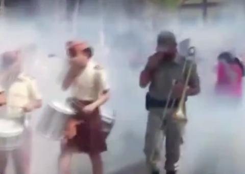 Desfile cívico é cancelado após homem jogar gás lacrimogêneo em crianças, veja vídeo