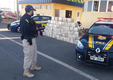 Parado em blitz, caminhoneiro usa 'chinelo' para fugir e abandona 1 tonelada de maconha