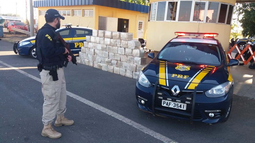 Parado em blitz, caminhoneiro usa 'chinelo' para fugir e abandona 1 tonelada de maconha
