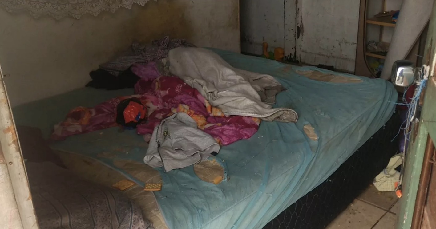 Pais são presos e criança de 3 anos sobrevive comendo bolachas por 5 dias